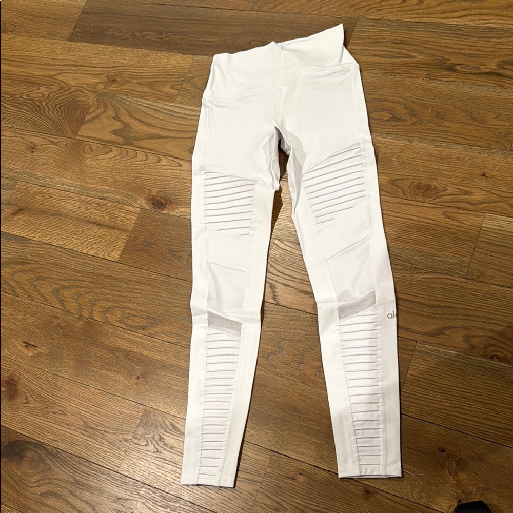 NWOT Alo White Leggings with Ribbed Detail